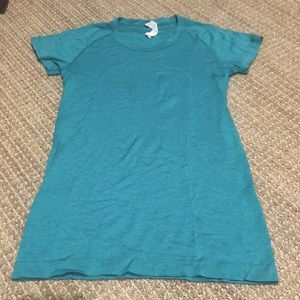 LULU LEMON SIZE 6 TEAL GREEN SHORT SLEEVE CREW NECK. IN GREAT SHAPE.FITTED.